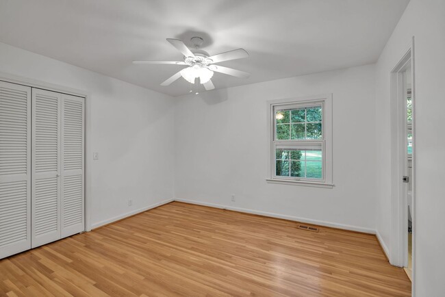 Building Photo - One level living in the heart of Brentwood