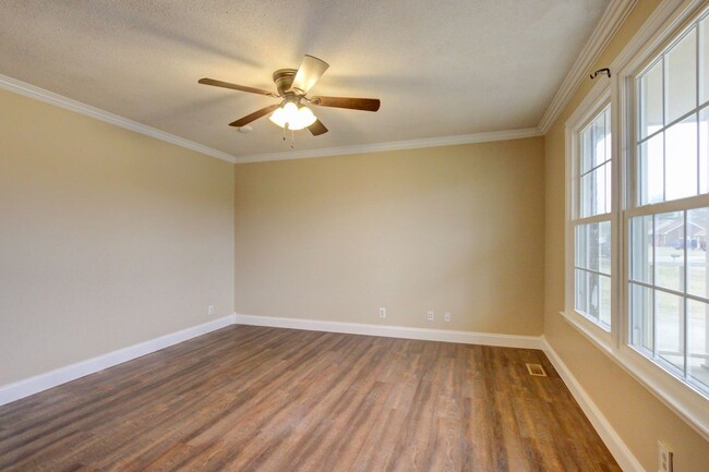 Building Photo - Fresh and Clean 4 bed Near Ft Campbell and...