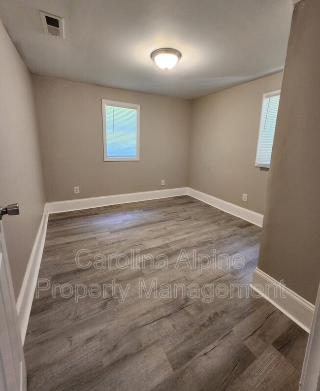 Building Photo - 509 E Holly St