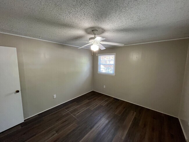 Building Photo - Charming 3-bedroom, 1.5-bathroom property in Pfafftown