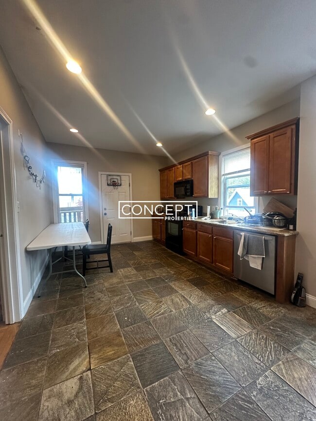 Building Photo - 47 Hillside St