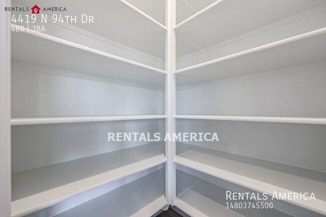 Building Photo - Gorgeous Open-Concept 4-Bedroom Home in a ...