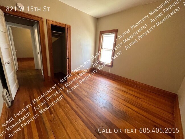Building Photo - 821 W 15th St