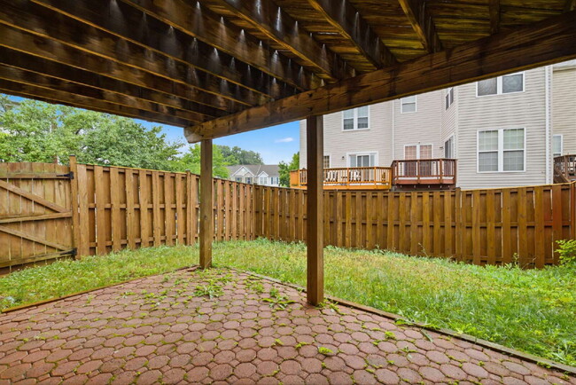 Building Photo - Elegant End-Unit Townhome with Exceptional Community Amenities