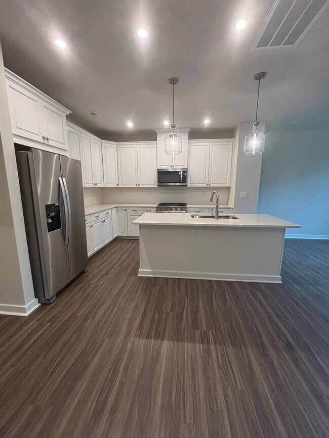 Building Photo - Beautiful, New Construction Townhouse in G...