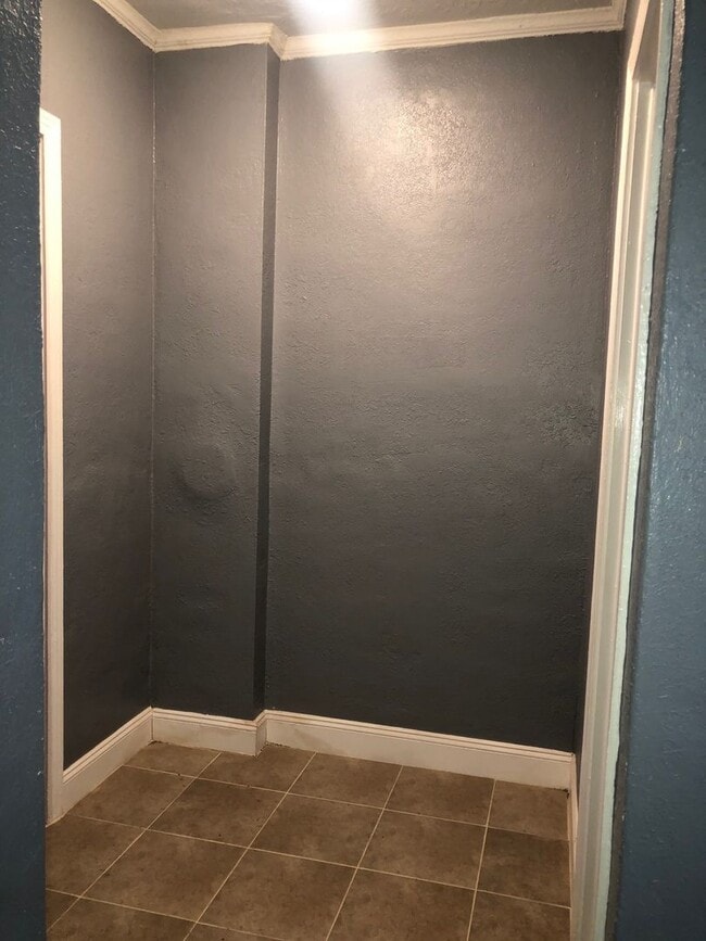 Building Photo - 2201 S Park Ave