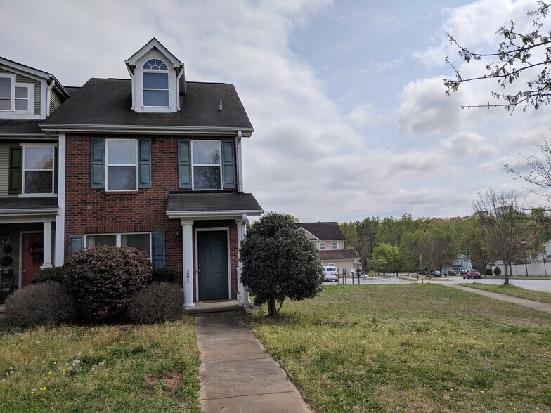 Building Photo - 202 Alde St