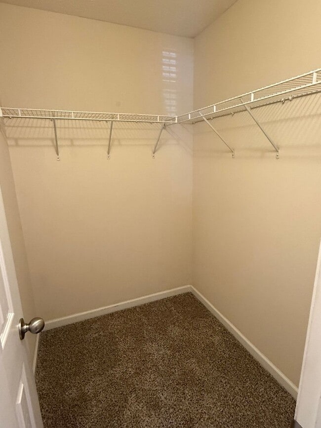 Building Photo - Roommate friendly floorplan minutes from downtown