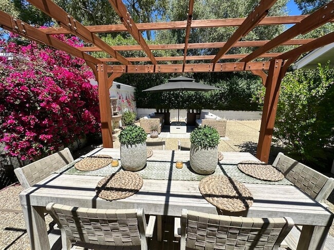 Building Photo - 450 Santa Rosa Ln