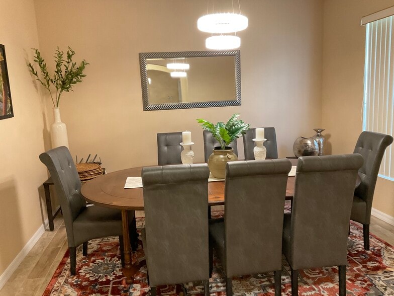 Dining room seats8 - 515 Sunset View Dr