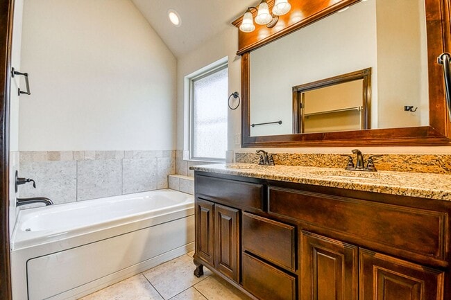 Building Photo - Beautiful home in desired Williamson Farms!