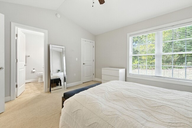 Building Photo - Immaculate Townhouse with Finished Basement