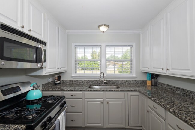 Building Photo - 1325 Ray Dr