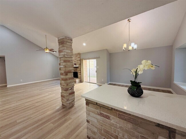 Building Photo - 8322 Sandy Glen Ln