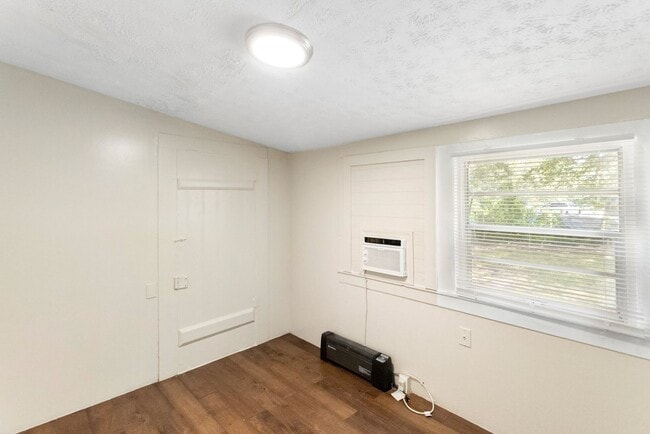 Building Photo - Spacious 3bdrm/1bath Home with large yard ...