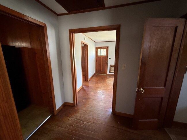 Building Photo - 347 S Cedar St