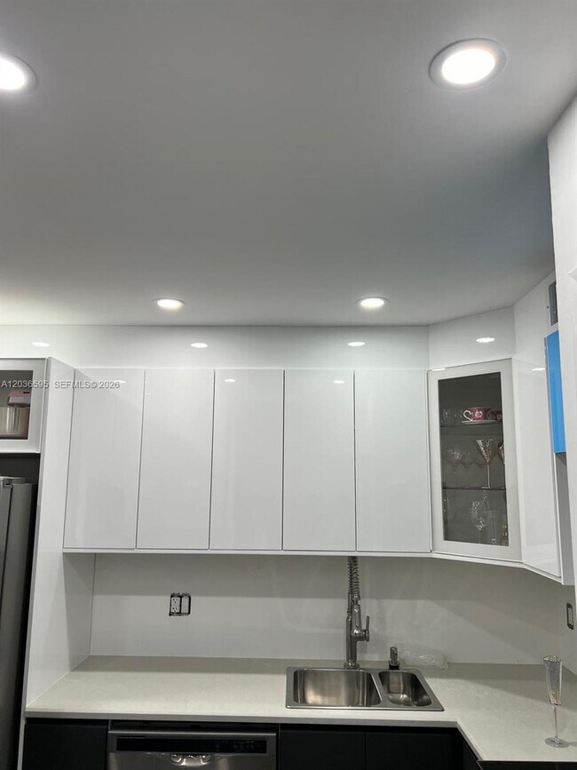 Building Photo - 4164 Inverrary Dr