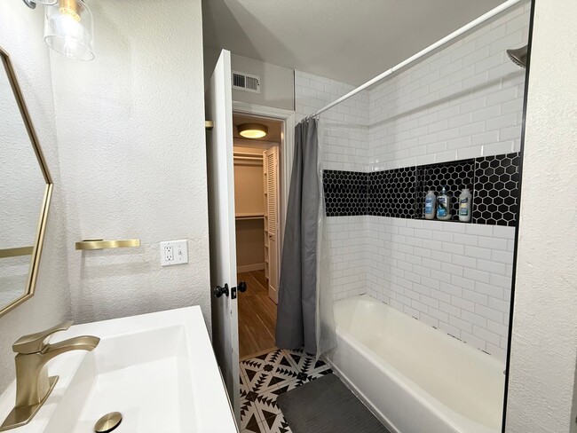 Building Photo - 3/BD 2/BA Home Near the Las Vegas Strip – ...