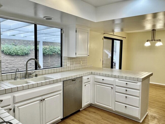 Building Photo - 2681 Montrose Pl