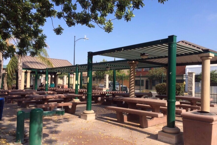 Neighborhood Park, Robert E. G - 2339 N Naomi St