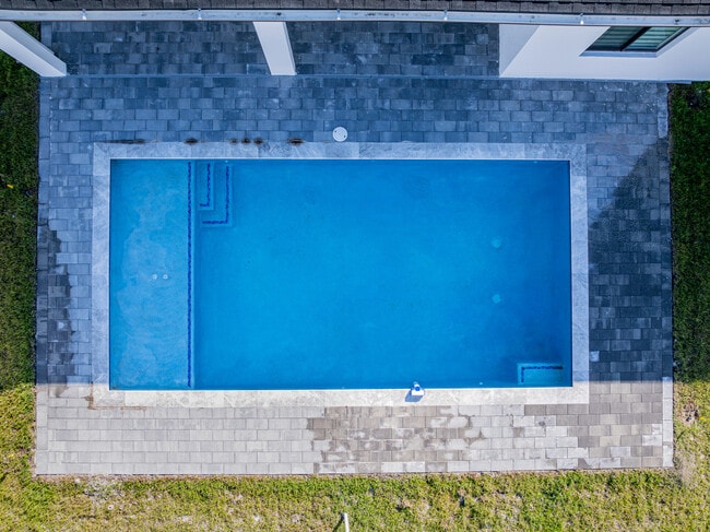 Building Photo - 2014 NE 9th Ave