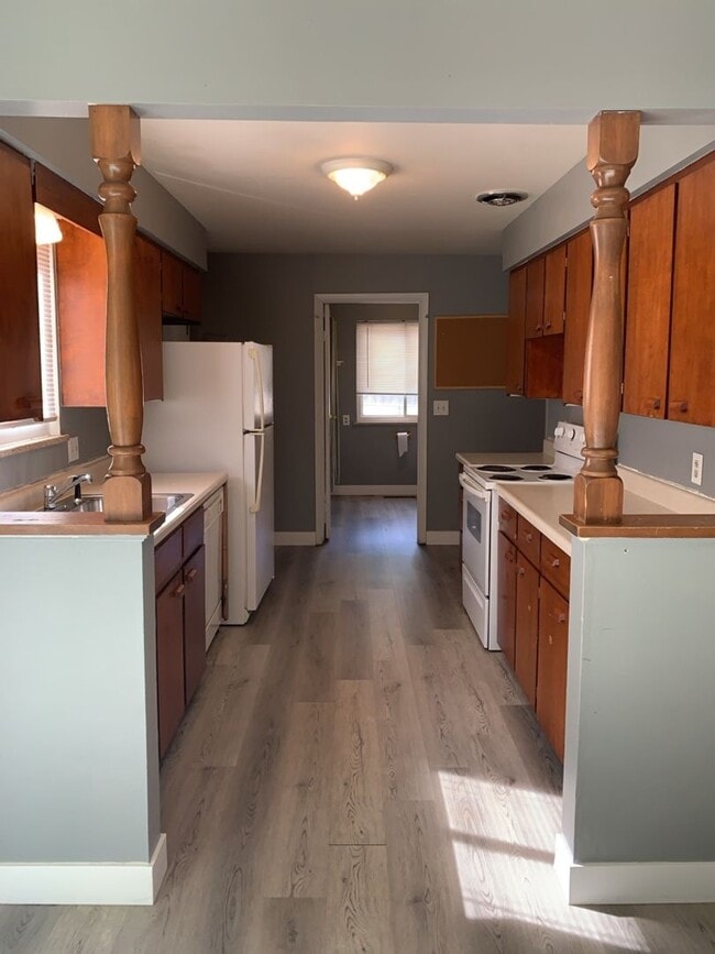 Building Photo - STUDENTS WELCOME! 4 Bedroom / 2 Bath Home Near CSU