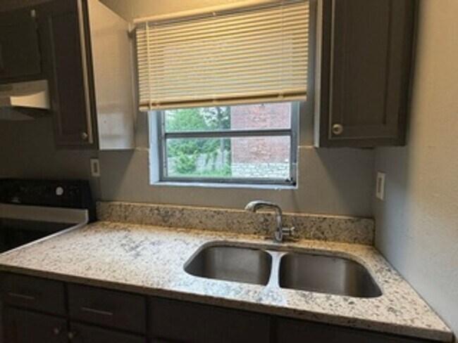 Building Photo - Move in Ready