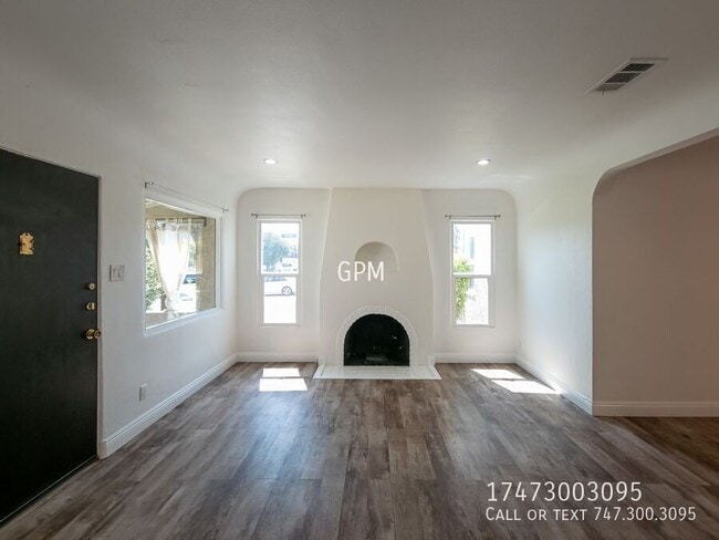 Building Photo - 723 W Doran St