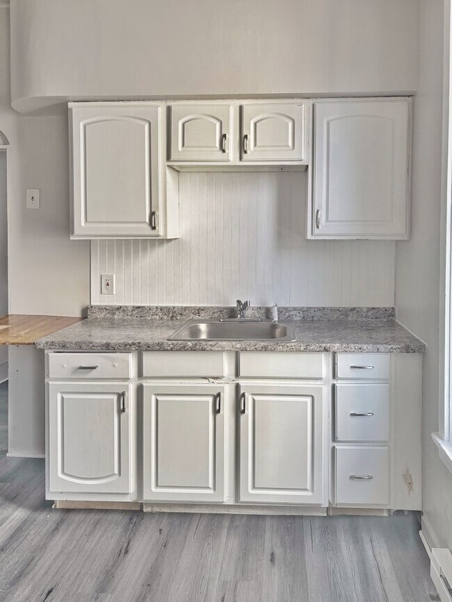 Building Photo - 422 W Allen St