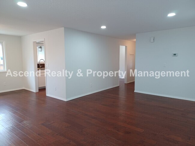 Building Photo - Remodeled Ranch on CuldeSac Large Fenced B...