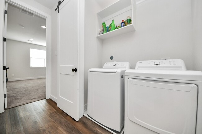 Building Photo - 3905 B Pinemont Dr