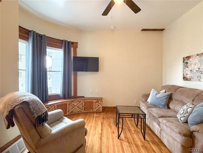 Building Photo - 1015 White Pl