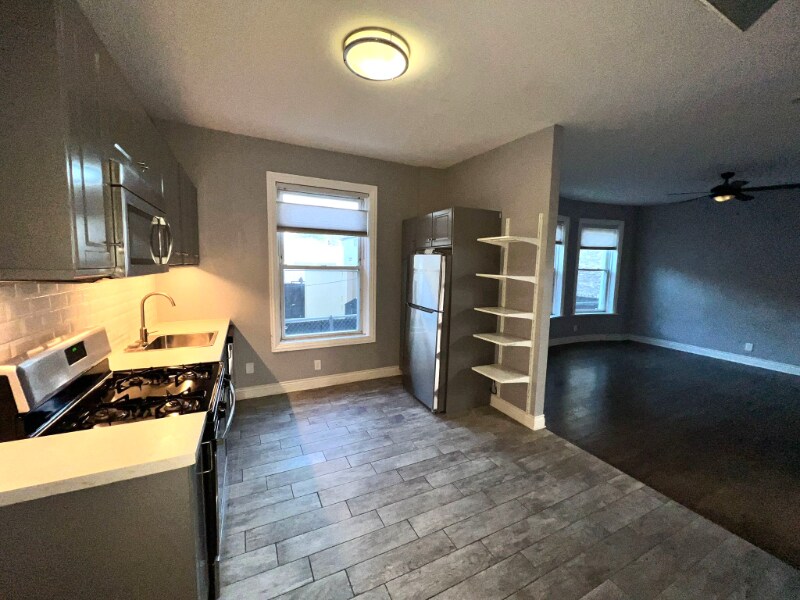 Building Photo - 3105 W Diversey Ave