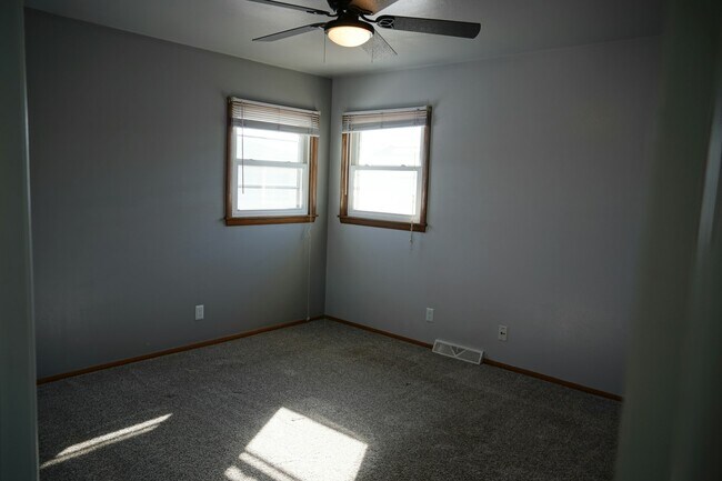 Building Photo - 1453 W Barnard Ave