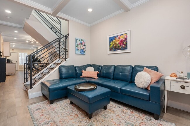 Building Photo - Bright & Immaculate 2 Bed · 3 Bath