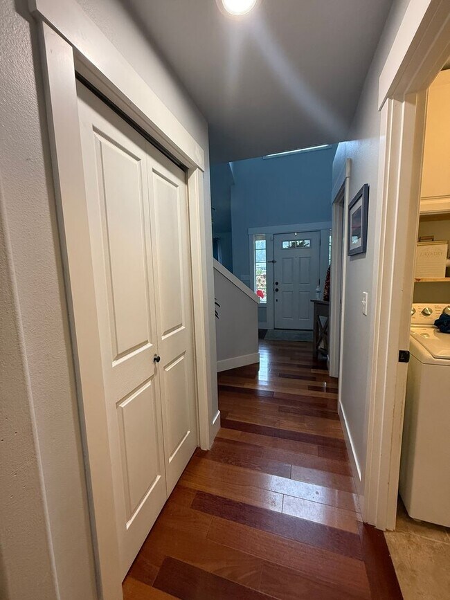 Building Photo - Silverdale 2 Story Home 4bed 2.5 bath