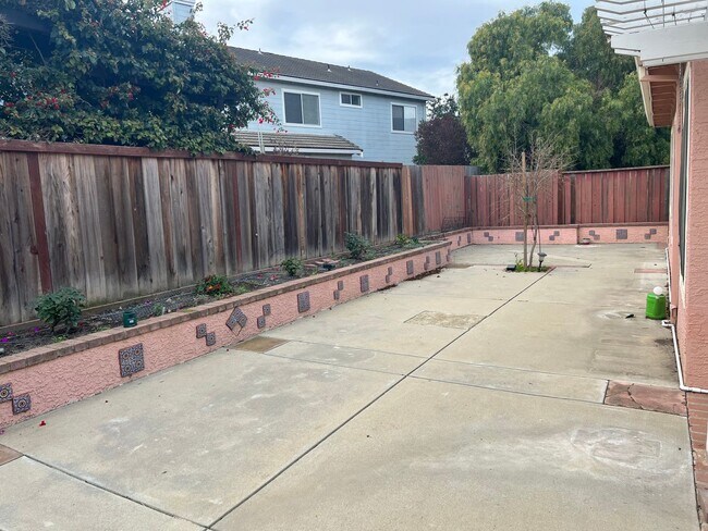 Building Photo - 1142 Rockhaven Ct. Salinas, CA 93906