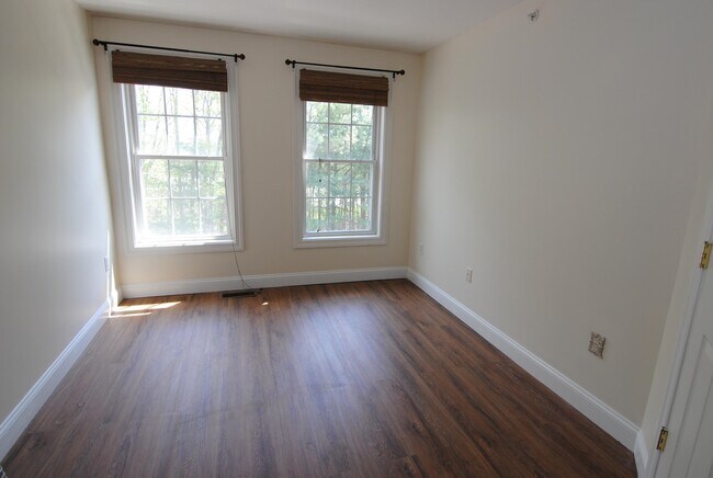 Building Photo - 1 Maple Ridge Dr