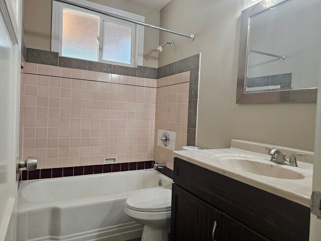 Building Photo - 4 Bedrooms and 3 Bathrooms in Winnetka