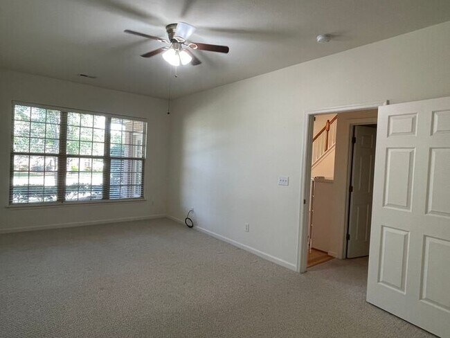 Building Photo - NW Brick Townhome, Granite Counter-Tops, W...