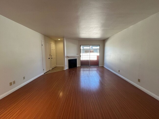 Building Photo - Pet Friendly, 3+2 w/balcony, parking + in-...