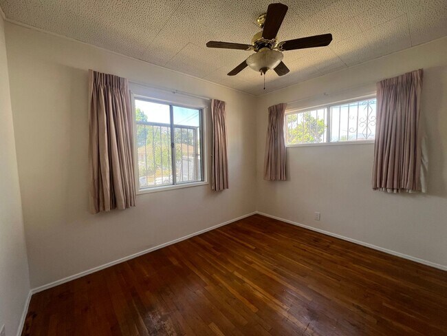 Building Photo - Spacious 3B 1.5BA Single Family Residence ...