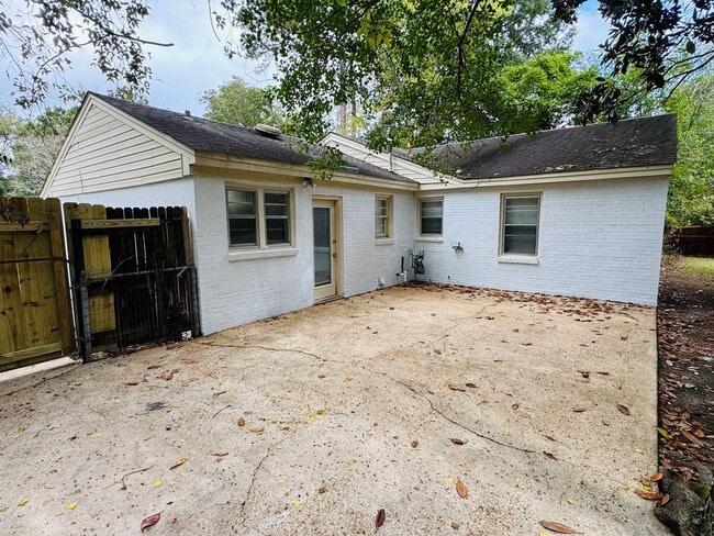 Building Photo - Spacious 3 Bedroom / 2 Bath Home – Designe...