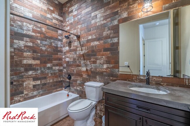 Building Photo - 4 Bedroom Luxury Home Near Sand Hollow