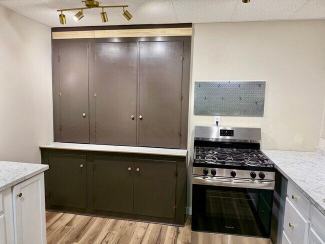 Building Photo - 415 S James St