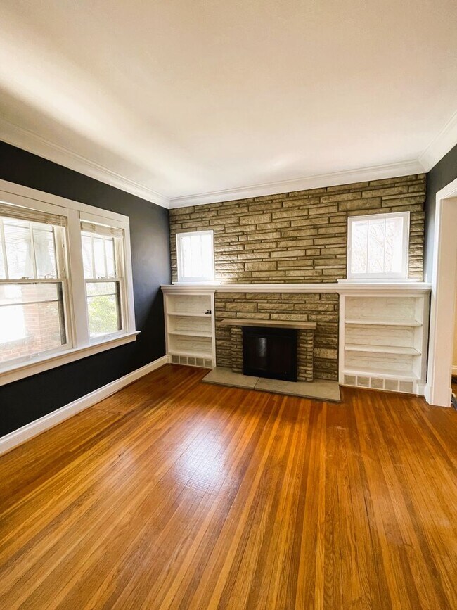 Building Photo - AVAILABLE NOW - Beautiful corner house in Webster Groves across the street from Avery Elementary!