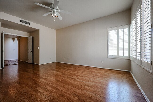 Building Photo - Welcome to this stunning 4 bedroom, 2 bath...