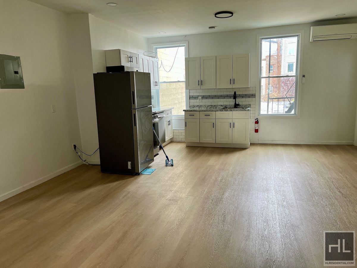 Building Photo - Top Floor 2BR 1BA Lofty Space w/ Laundry I...