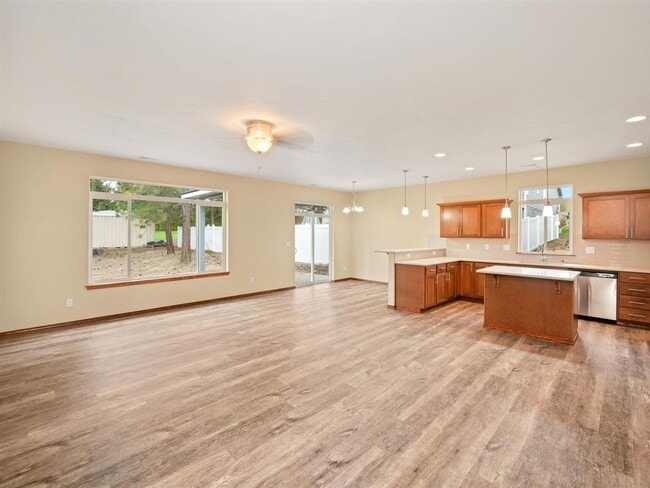 Building Photo - ***MOVE IN SPECIAL*** 1 FULL MONTH RENT FREE*** Welcome Home to this 3 bedroom 2 bath