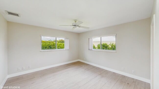 Building Photo - 221 Sudbury Dr